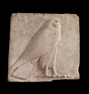 Plade, der forestiller en falk, sandsynligvis guden Horus, 26. dynasti eller Saite-periode, 664-525 f.Kr. eller senere kalksten