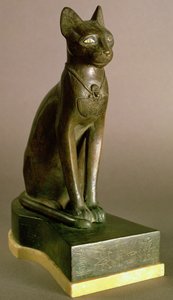 Statuette af en kat, der repræsenterer gudinden Bastet, bærende kartouchen af Psamtek I, Saite Periode, ca. 664-610 (bronze og guld)