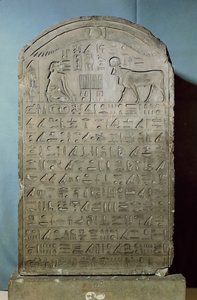 Stela til minde om begravelsen af Apis-tyren under Ahmose II (Amasis) regeringstid fra Serapeum ved Saqqara, sen periode, 547 f.Kr. (kalksten)