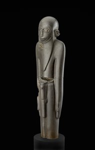 Statue af en skægget mand iført en hue og et bælte med penisskede, tilskrives protodynastisk periode (ca.2900-2650 f.Kr.) (basalt)