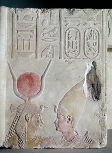 Nectanebo II (360-343 f.Kr.) bliver omfavnet af gudinden Isis, fragment fra en dør, sen periode, ca. 358-341 f.Kr. (malet kalksten) (se også 172244)