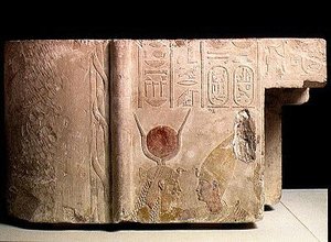 Nectanebo II (360-343 f.Kr.) bliver omfavnet af gudinden Isis, fragment fra en dør, sen periode, ca. 358-341 f.Kr. (malet kalksten) (se også 172243)