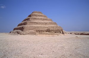 Egyptisk oldtid: Udsigt over Sakkarah-pyramiden. Konstruktion af Imhotep til kong Djeser (omkring 2.700 f.Kr.) (3. dynasti) Saqqarah, Egypten