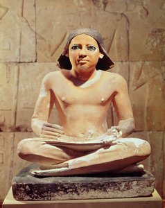 Skriftskriver sidder med ben overskrævs og holder en papyrusrulle, fra Saqqara, Old Kingdom ca. 2475 f.Kr. (kalksten)