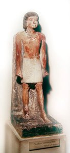 Statue af en stående mand med en hvid shenti (malet kalksten)