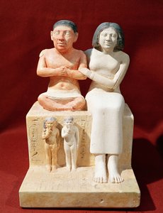 Statuette af dværgen Seneb og hans familie, ca. 2475 f.Kr. (malet kalksten)
