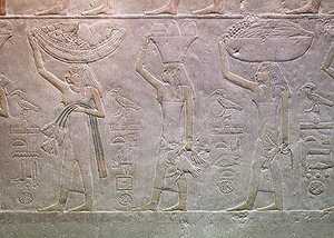 Kvinder, der personificerer dødsdomæner og bringer ofre, fra Mastaba i Akhutotep, Old Kingdom (malet kalksten) af Egyptian 5th Dynasty