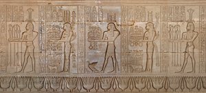 Egyptisk antikvitet: procession af guddomme - Detalje af østmuren af gudinden Hathor a Denderahs tempel, Egypten - Egyptisk civilisation: procession af guder, skåret på væggen af Hathor Temple (eller Tentyra Temple) i Denderah, bygget under th af Egyptian 6th Dynasty