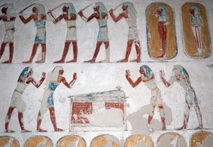Bevæbnede mænd og en figur foran en sarkofag, Kongernes Dal, Luxor af Egyptian Egyptian