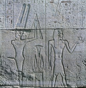 Egypten, det gamle Theben, Luxor, Karnak, relief af guden Min og Philip III Arrhidaeus ved Amons store tempel af Egyptian Egyptian