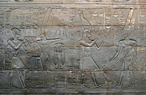 Ægyptisk oldtid: Kong Alexander den Store ofrer til guden Amon Min (Amon-Min). Detalje af et lavt relief. Kapel af den hellige båd, Luxor-templet, Egypten.