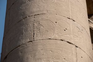 Egyptisk antikvitet: detalje af en søjle med patron slettet på grund af "damnatio memoriae"", sletning af patronerne fra nogle faraoer, der anses for kætterske af deres efterfølgere, Luxor-templet. Østbredden (Theben), Egypten af Egyptian Egyptian