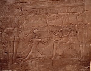 Egyptiske antikviteter: relief, der dekorerer væggene i Karnak-templet (Karnak), Egypten. af Egyptian Egyptian