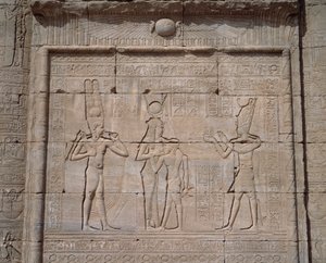 Egyptisk oldtid: udsigt over de lave relieffer af gudinden Hathors tempel i Dendera af Egyptian Egyptian