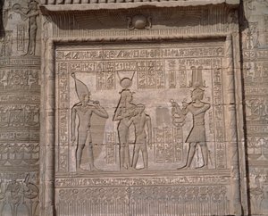 Ægyptisk antikvitet: udsigt over de lave relieffer i gudinden Hathors tempel i Denderah af Egyptian Egyptian