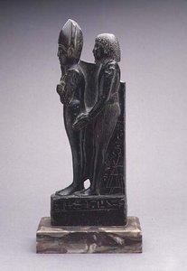 Gruppe af en mand, der præsenterer en repræsentation af Osiris (steatit) af Egyptian Egyptian