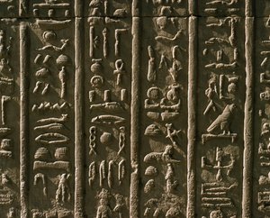 Lav lettelse med hieroglyfer, 51-30 f.Kr. af Egyptian Egyptian