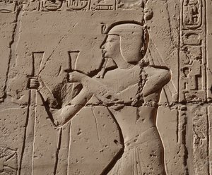 Farao iført en kobra, Luxor-templet (relief) af Egyptian Egyptian