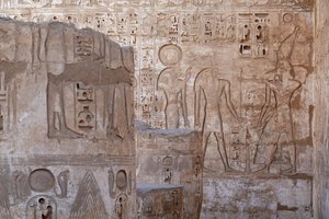 Hersker over Øvre Egypten, der ofrer til Ra og Knoum, Horus-templet, Edfu af Egyptian Egyptian