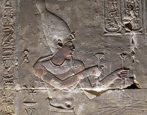 Farao iført hedjet, Horus-templet i Edfu af Egyptian Egyptian