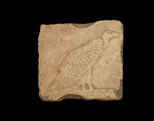 En blok med en stående grib på den ene side og en ugle på den anden side, begge i lavrelief, ptolemæisk periode, 305-30 f.Kr. (kalksten)