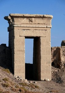 Egyptisk oldtid: Udsigt over den nordlige ports bue, Hathor-templet, Dendera, Egypten af Egyptian Ptolemaic Period