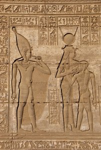 Egyptisk antikvitet: Romersk mammisi til minde om fødslen af Ihy, Hathors søn - Detalje af relieffer og hieroglyffer: gudinden Isis - Hathor plejer sin søn Ihi (Ihy) og bag hende endnu et billede af Ihi med en finger i munden, der indikerer, at det er -en af Egyptian Ptolemaic Period