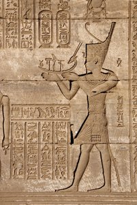 Egyptisk antikvitet: Romersk mammisi til minde om fødslen af Ihy, søn af Isis - Detalje af relieffer og hieroglyffer, Hathors tempel, Denderah, Egypten - Egyptisk civilisation: en mand, der bærer en symbolsk bark, detalje af en romersk mammisi, til minde o af Egyptian Ptolemaic Period