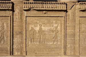 Egyptisk oldtid: Romersk mammisi til minde om fødslen af ​​Ihy, søn af Isis. Hathors tempel, Denderah, Egypten af Egyptian Ptolemaic Period
