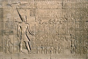 Egyptisk antikvitet: ydre relief med hieroglyffer. Hathor-templet, Denderah, Egypten - Egyptisk civilisation: hierogyfer og figurer skåret på væggen af Hathor-templet (eller Tentyra-templet) i Denderah, bygget under Pepi I