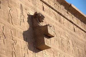 Egyptisk antik: løvehovedgargoyle, Hathors tempel, Dendera, Egypten af Egyptian Ptolemaic Period