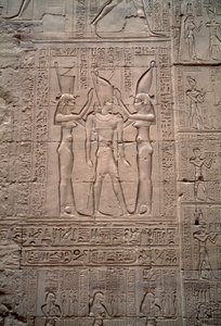 Egyptisk oldtid: lavrelief, der repræsenterer kroningen af kong Ptolemæus IV. Horus tempel, Edfu, Egypten