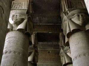Egyptisk antikvitet: delvis udsigt over hypostilværelset med søjler dekoreret med repræsentationen af gudinden Hathor. Hathors tempel, Dendera, Egypten af Egyptian Ptolemaic Period