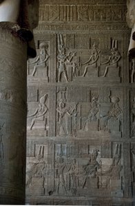 Egyptisk antikvitet: relieffer inde i hypostilrummet i templet dedikeret til Hathor, Dendera, Egypten af Egyptian Ptolemaic Period