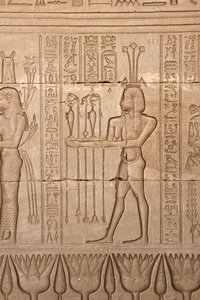 Egyptiske antikviteter: repræsentation af en mand, der bringer ofre som hyldest til gudinden, Hathors tempel, Dendera, Egypten af Egyptian Ptolemaic Period