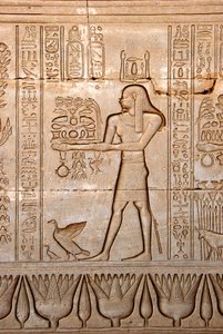 Egyptisk antikvitet: repræsentation af en mand, der bringer ofre til gudinden, Hathor-templet, Denderah, Egypten - Egyptisk civilisation: en mand, der bærer ofre til gudinden Hathor, udskåret på væggen af Hathor-templet (eller Tentyra-templet) i Denderah af Egyptian Ptolemaic Period