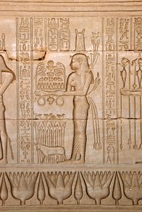 Egyptisk antikvitet: repræsentation af en kvinde, der bringer ofre til gudinden, Hathor-templet, Denderah, Egypten - Egyptisk civilisation: kvinde, der bringer ofre til gudinden Hathor - Figur udskåret på væggen af Hathor-templet (eller Tentyra-templet) i af Egyptian Ptolemaic Period