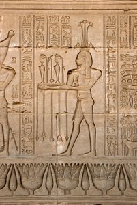 Egyptisk antikvitet: repræsentation af Nilens gud, Hapy og hieroglyffer, Hathor-templet, Denderah, Egypten - Egyptisk civilisation: Nilens gud, Hapy og hieroglyffer skåret på væggen af Hathor-templet (eller Tentyra-templet) i Denderah, af Egyptian Ptolemaic Period