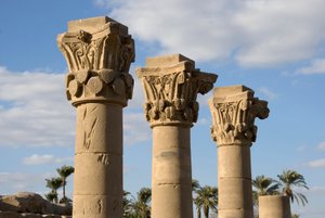 Egyptiske antikviteter: udsigt over kioskens søjler foran indgangen til templet dedikeret til gudinden Hathor. 81-117 e.Kr. Dendera, Egypten af Egyptian Ptolemaic Period