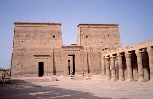 Egyptisk antikvitet: udsigt over indgangen til Edfu-templet (Edfu) dedikeret til den guddommelige Horus og bygget mellem 237 og 57 f.Kr. Egypten af Egyptian Ptolemaic Period