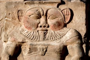 Egyptisk antiquitis: guddommen Bes. Detalje af et lavt relief af templet dedikeret til gudinden Hathor. Hathors tempel, Dendera