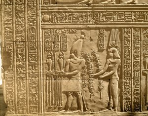 Relief, der viser Ptolemæus VIII Euergetes II (Physkon) og Cleopatra III, der ofrer til guderne