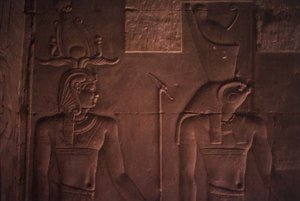 Relief forestillende Ptolemæus XII (ca. 112-51 f.Kr.) og Horus (sten) af Egyptian Ptolemaic Period