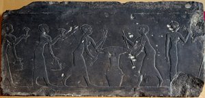 Egyptisk antikvitet: kalkstensplade med lavt relief, der forestiller presning af lotusblomster, 8. til 7. århundrede f.Kr (relief) af Egyptian School