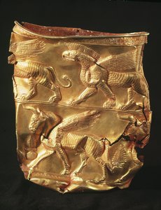 Bægerglas dekoreret med bevinget tyr og monstre med ørnehoveder, fra Marlik, Iran (guld)
