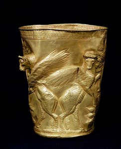 Bægerglas dekoreret med vingede tyre, der flankerer et træ, fra Marlik, Iran, ca. 12.-11. århundrede f.Kr. (guld) (se også 180379)