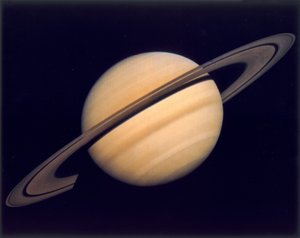 Saturn og dens ringe, fotograferet af Voyager 1