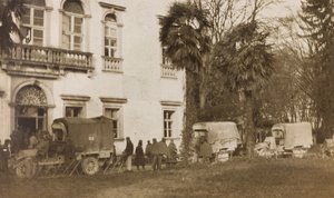 Album af første verdenskrig i Friuli-Venezia Giulia: ankomst af ambulancen med de sårede i Villa Brazzà, hjemsted for 17 af krigshospitalet i Soleschiano Manzano, 25/11/1915 (s/h foto) af Elena Bianconcini