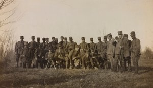 Album af første verdenskrig i Friuli-Venezia Giulia: gruppeportræt af soldaterne fra infanteriet 112.mo med to maskingeværer nær flodtårnet af Elena Bianconcini