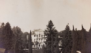 Album af Første Verdenskrig i Friuli-Venezia Giulia: udsigt over Villa Brazzà, hjemsted for 17 af krigshospitalet i Soleschiano Manzano, foto taget fra kirketårnet, 01-04/1916 (s/h-foto) af Elena Bianconcini